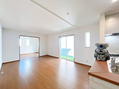 【居間・リビング】 | 前橋市山王町　新築住宅 | 窓からのあたたかい光をあびながらの朝食。今日も一日がんばれそう！と思えるリビング。