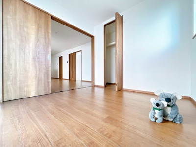 【洋室】 | 前橋市山王町　新築住宅 | 窓からそそがれる暖かみのある明るい空間。広々としたプライベート空間で自分の時間を楽しめます。フローリング仕様で普段のお掃除も楽々です。