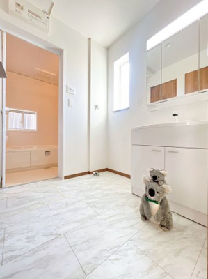 【独立洗面台】 | 前橋市山王町　新築住宅 | 爽やかなデザインでまとめられた洗面脱衣室。収納たくさんな洗面化粧台。