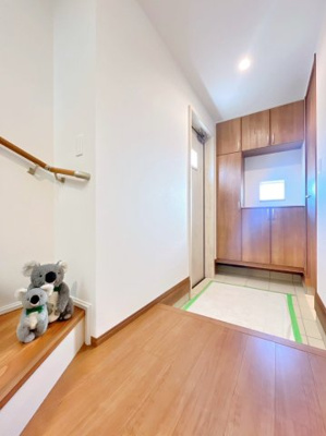 【玄関】 | 前橋市山王町　新築住宅 | 住まう人の帰り、訪れる人を優しく迎える安らぎに満ちた空間　上質感あふれるエントランス