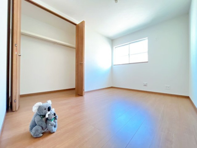 【洋室】 | 前橋市山王町　新築住宅 | 清潔感ある壁紙と温もり溢れる床材が調和した洋室。毎日の生活を少しでも快適に過ごして頂ける様、飽きの来ない雰囲気がたまりません。