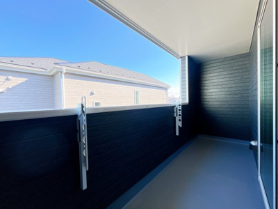 【バルコニー】 | 前橋市山王町　新築住宅 | ゆとりあるバルコニーは机やイスを並べて開放的な空間としても使用できそうですね！
お洗濯はもちろん読書やベランピングなど新居での夢が広がるバルコニーです！