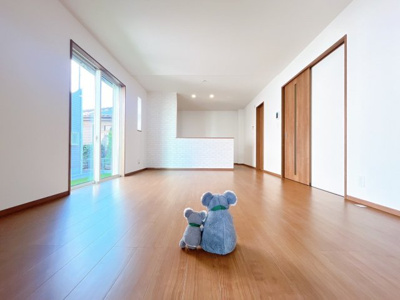 【居間・リビング】 | 前橋市山王町　新築住宅 | ≪LDK≫
リビング・ダイニングは白を基調としたシンプルな空間。
雑貨やこだわりの家具など、レイアウトも自由に楽しめます！