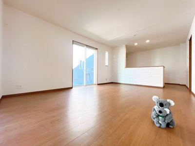 【居間・リビング】 | 前橋市山王町　新築住宅 | ≪LDK≫
陽当りも良いリビング。
光が差し込む明るい空間はいつもの時間をより特別に…穏やかなひと時を一層充実した時間へ変えてくれます。