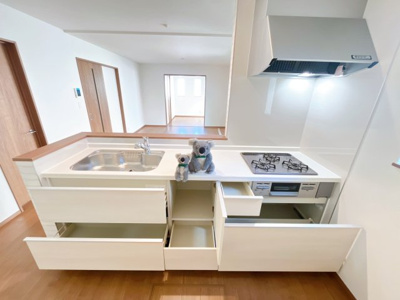 【キッチン】 | 前橋市山王町　新築住宅 | お料理をしながら家族との会話が楽しめる対面キッチン。リビングで遊ぶお子様を見守りながらお料理が出来ます。出来上がったお料理や後片付けを手伝ってもらうなど家事分担ができます。