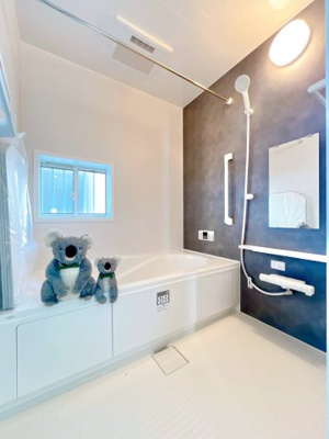 【浴室】 | 前橋市山王町　新築住宅 | ほどよい優しいライトに包まれたバスルーム。香りの良いバスソルトに身をまかせ、浴槽でゆっくりと深呼吸。一日の疲れが癒されます。