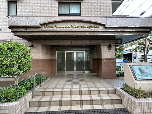ライオンズマンション木根川中央公園　3階　リ　フォーム済のエントランス