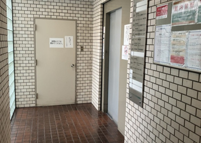 【ロビー】 | グランデハイツ八王子 | ロビーというと、エントランスと何がちがうの？と思いますよね。実はロビーとエントランスには明確な決まりはありません。物件によっては、エントランスを入って広がるある程度の広さのある空間がロビーとなります。
