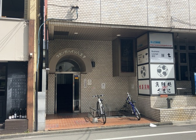 【現況写真】 | グランデハイツ八王子 | 道幅が広い場所は日当たりや風通が良好です。幅が広いのですれ違いも可能ですし大きな車でも駐車可能！一方で、大型車が通ることも多くなるため交通量の増加により騒音に繋がります。また土地の値段が高くなります。