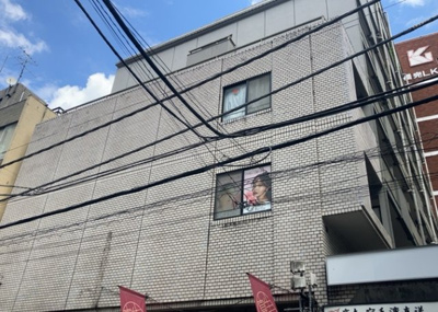 【外観】 | グランデハイツ八王子 | 外観はマンション管理がされているかの目安になります。築年数が古いと、壁面は劣化してひび割れが生じることも！建物が古びていても細かいところが修繕されていると、きちんと管理されているなぁと感じるでしょう。