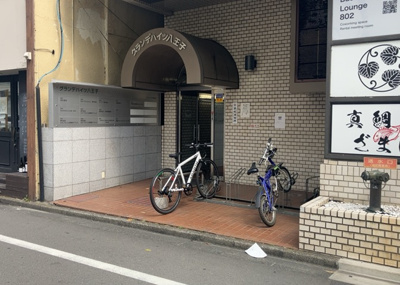 【駐車場】 | グランデハイツ八王子 | 車一台あたりに必要なスペースは、標準サイズの普通自動車で横幅2m50cm、長さ5mは必要になります。ただし、乗降のことも考慮して横幅3m30cm、長さ5m50cmほどは確保できるところを選びましょう。