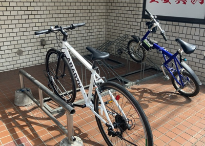【駐車場】 | グランデハイツ八王子 | 駐車場と明記されていても、最小スペースでつくられた駐車場だと大型車は駐車できなかったり、出入りしにくくなったりする可能性があります。お車のサイズと購入したい物件の駐車場のサイズを現地で確認しましょう。