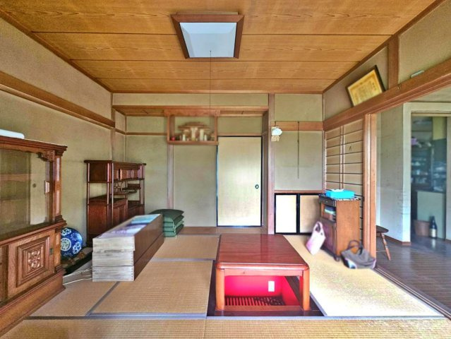 宇都宮市下平出町　中古戸建の居間・リビング|1階リビング続きの和室スペース