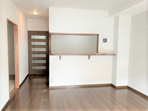 ライオンズマンション徳島南佐古の居間・リビング|リビングダイニング(南側から望む)