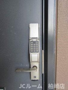 柏崎市松波３丁目のアパートのエントランス