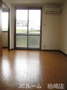 柏崎市松波３丁目のアパートの居間・リビング