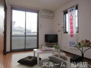 柏崎市松波３丁目のアパートの居間・リビング