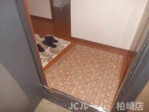 柏崎市松波３丁目のアパートの玄関