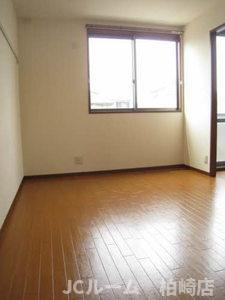 柏崎市松波３丁目のアパートの居間・リビング