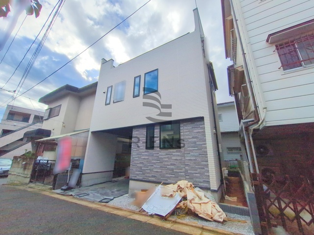 【外観】 | 練馬区桜台２丁目　新築戸建て | 落ち着いた色合いと洗練されたデザインが街並みに上品に調和