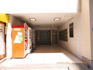 【エントランス】 | タイル張りの重厚感あるエントランス部分です。