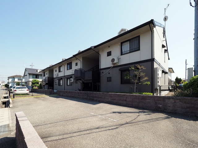 アルパポンテ一番館の駐車場
