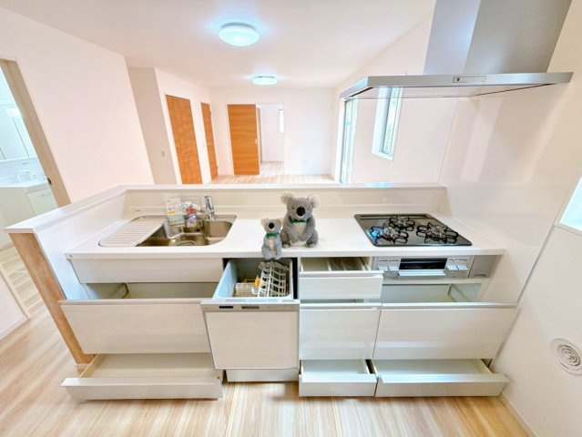 【キッチン】 | 高崎市矢中町　新築住宅 | 忙しい毎日にうれしい、食洗機付きのシステムキッチンを採用。家事の時短ができ手洗いの手間を減らしてくれます。