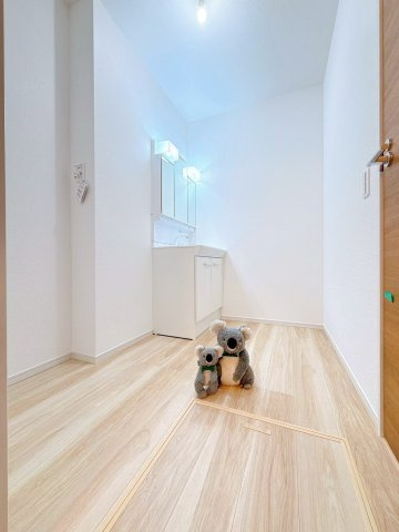 【洗面所】 | 高崎市矢中町　新築住宅 | 約1坪の洗面室は衣類の着脱も簡単に行える広さ。
収納豊富なシャワー水栓付きの洗面台は、家事動線を確保し洗面室内にゆとりをプラス。お洋服のお手入れや洗髪も洗面室内で済ませることができます。