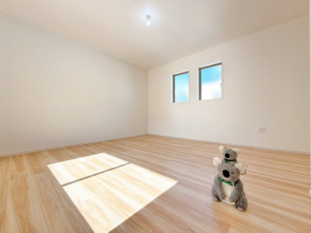 【洋室】 | 高崎市矢中町　新築住宅 | さまざまにカスタマイズしていただけるシンプルなデザインの内装。ご自身で素敵な空間を創り上げられます。