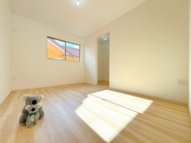 【洋室】 | 高崎市矢中町　新築住宅 | 広さはお子様の勉強部屋にも適した広さ！
勉強机や本棚などの家具を置いてもフリースペースも確保することができます。