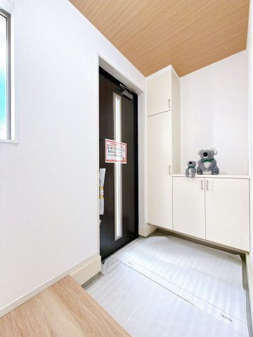 【玄関】 | 高崎市矢中町　新築住宅 | 高さ調整できる可動棚完備。玄関をきれいにお使いいただけます。