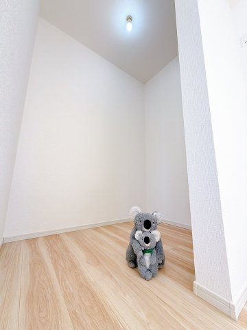 【収納】 | 高崎市矢中町　新築住宅 | 大切な人にもらったプレゼント、子どもが描いてくれた似顔絵、何度も読んだお気に入りの本、。まとめて大事に閉まっておける広々収納。