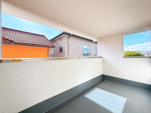 【バルコニー】 | 高崎市矢中町　新築住宅 | 陽光がたっぷり差し込むバルコニーは、家族のくつろぎぎ空間。グリーンを飾ったりチェアを置いて読書を楽しむなど、自分だけのアウトドアリビングとしても活用できます。