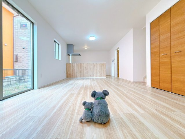 【居間・リビング】 | 高崎市矢中町　新築住宅 | 窓から差し込む陽光がリビングでくつろぐ家族を暖かく包み込みます。生活の中心となるLDKで家族と贅沢な時間をお過ごしください。