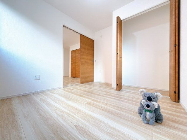 【洋室】 | 高崎市矢中町　新築住宅 | リビングに隣接する洋室はキッチンから見守れるキッズスペースとしても使用可能です。