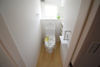 【トイレ】 | 佐伯区観音台3丁目【69坪】東棟 | シンプルなデザインはお掃除やしやすく衛生的。温水洗浄便座付き　トイレ×２
