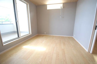 【洋室】 | 佐伯区観音台3丁目【69坪】東棟 | 2階　洋室×3　収納付きでお部屋がスッキリ広く使えます。
