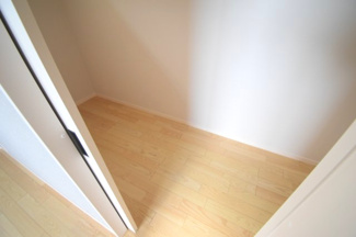 【収納】 | 佐伯区観音台3丁目【69坪】東棟 | 2階　洋室×3は、収納付きでお部屋がスッキリ広く使えます。　