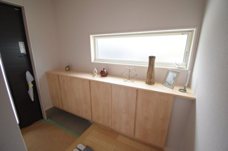 【玄関】 | 佐伯区観音台3丁目【69坪】東棟 | 家族の靴がスッキリ収納出来ます♪