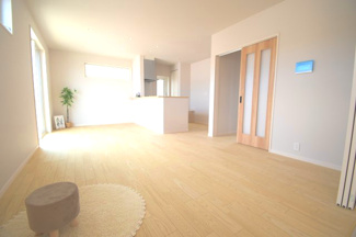 【居間・リビング】 | 佐伯区観音台3丁目【69坪】東棟 | 16.7帖リビング☆南向き☆
対面式のキッチンでリビングが見渡せるので、お子様やご家族の様子が見えて安心です♪