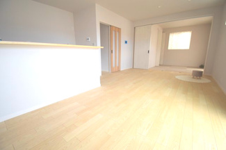 【居間・リビング】 | 佐伯区観音台3丁目【69坪】東棟 | 16.7帖リビング
対面式のキッチンでリビングが見渡せるので、お子様やご家族の様子が見えて安心です♪