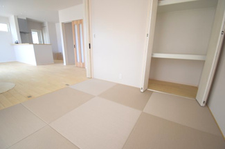 【和室】 | 佐伯区観音台3丁目【69坪】東棟 | 16.7帖リビングにつながる和室☆
ホッとくつろげる空間です♪