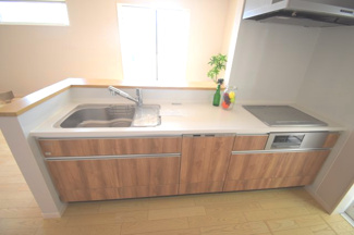 【キッチン】 | 佐伯区観音台3丁目【69坪】東棟 | 機能的なシステムキッチン☆火を使わないIHクッキングヒーター☆
対面式のキッチンでリビングが見渡せるので、お子様やご家族の様子が見えて安心です♪