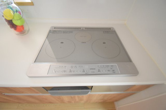 【キッチン】 | 佐伯区観音台3丁目【69坪】東棟 | 火を使わないIHクッキングヒーターで安全調理☆凹凸がないのでお掃除もラク☆