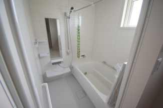 【浴室】 | 佐伯区観音台3丁目【69坪】東棟 | ゆったりした浴槽は、足を伸ばしてゆったり湯船につかることができます。
