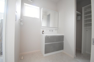 【独立洗面台】 | 佐伯区観音台3丁目【69坪】東棟 | 三面鏡付きの洗面台は、メイクもドライヤーも余裕のスペースです。窓もあるので換気も出来ます。