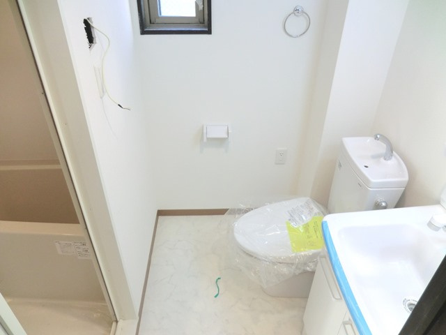 Ｐｒｉｎｔｅｍｐｓ東岸町のトイレ|トイレスペースに換気用の小窓あり。