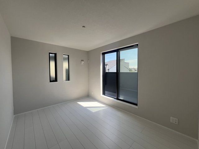 玄関広いと気持ち良さが違います！それ、ホント？ウソ？【港北区篠原町】新築戸建の洋室|落ち着いた色調の洋室です