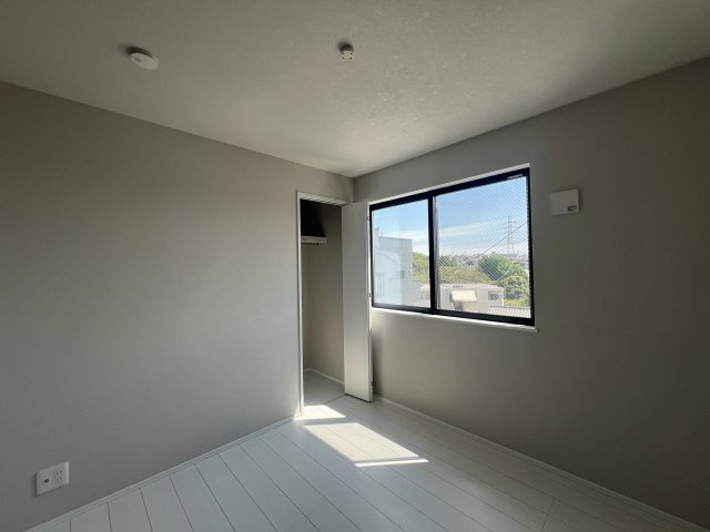 玄関広いと気持ち良さが違います！それ、ホント？ウソ？【港北区篠原町】新築戸建の洋室|個人の部屋や寝室として使える洋室です