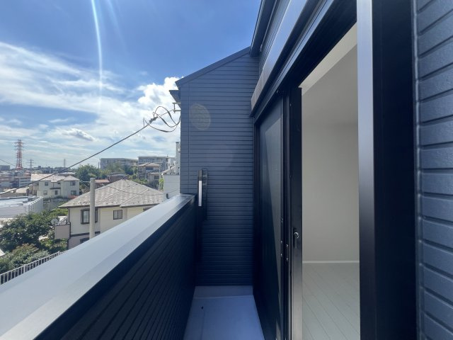 玄関広いと気持ち良さが違います！それ、ホント？ウソ？【港北区篠原町】新築戸建のバルコニー|バルコニー付きです